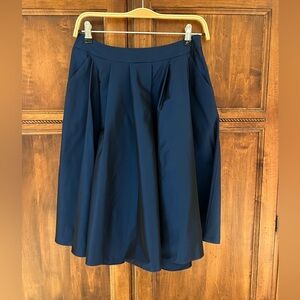 Elie Tahari Pleated Blue Skirt | Size 2 |Pockets | Has a Sheen | Great Condition